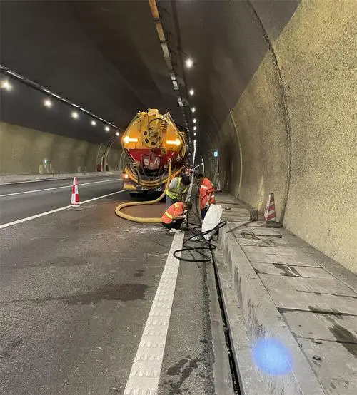 普兰隧道排水渠清淤